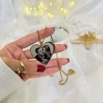 پلاک قلب زنجیر ونیزی با جنس استیل طلایی، حک چهره روی سطح براق، طراحی مناسب برای هدیه عاشقانه و شخصی‌سازی شده.