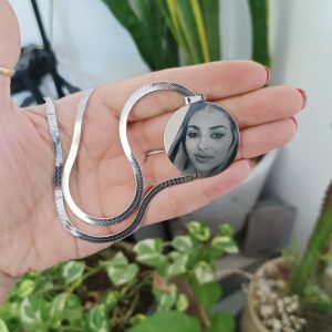 پلاک گرد نقره با حکاکی چهره روی زنجیر ماری مناسب برای هدیه های شخصی و ماندگار