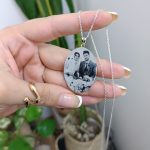 پلاک چهره نقره بیضی با حکاکی دقیق تصویر روی سطح نقره‌ای و زنجیر دیپلمات ۶۰ سانتی‌متری، طراحی شده به‌صورت شخصی‌سازی‌شده و هدیه‌ای ماندگار