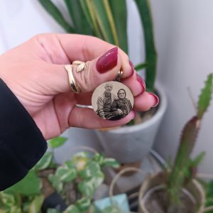 پلاک طلا چهره گرد ۱۸ عیار با طراحی اختصاصی و حک چهره روی طلا، مناسب هدیه عاشقانه و مناسبت‌های خاص